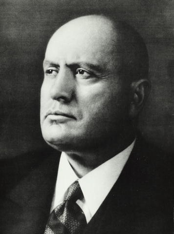 Benito_Mussolini_(primo_piano)